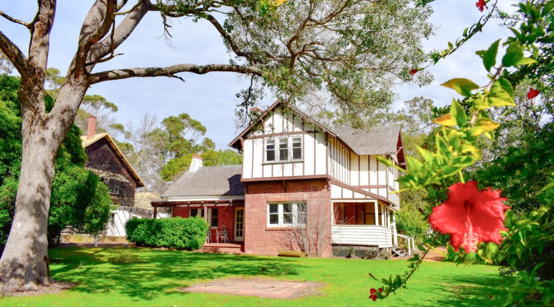 Charming Heath Cottage surrounded by tall trees located in Fairbridge Village, offers school camp accommodation